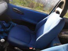 Kuva 1: etuistuin oikea, Fiat Punto 1.2 3ov. -01