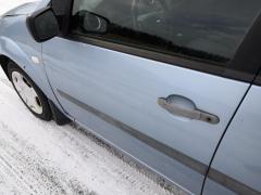 Kuva 1: vasen etuovi, Ford Fiesta 1.3 5ov -07