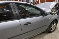 Kuva 1: oikea etuovi, Ford Focus 1.6 Bensa 2005