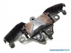 Kuva 1: konepellin lukko, Toyota Landcruiser 300 3.0 D-4D 5D J120 -04