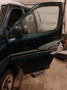 Kuva 1: vasen etuovi, Toyota Hiace 95-05 4x4