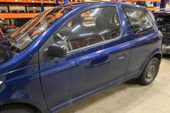 Kuva 1: vasen etuovi, Toyota Yaris (XP10) (I) 2002 1.0 bensa