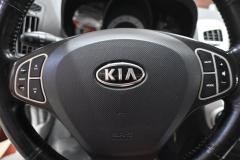 Kuva 1: air-bag kuljettajan turvatyyny, Kia Ceed 2007 1.6CRDI Diesel