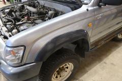 Kuva 1: lokasuoja etu vasen, Toyota Hilux 2003 2.5D-4D (2KD-FTV)