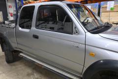 Kuva 1: oikea etuovi, Toyota Hilux 2003 2.5D-4D (2KD-FTV)