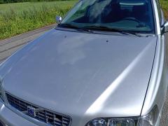 Kuva 1: konepelti, Volvo S40 2.0T sedan -03