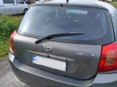 Kuva 1: takaluukku, Toyota Corolla 1.6 VVT-i 5ov. -04