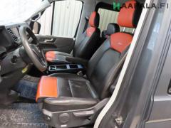 Kuva 1: etuistuin vasen, Volkswagen Crafter 2.0 TDi 4Motion Bussi