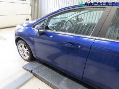 Kuva 1: vasen etuovi, Ford Fiesta 1.0i 5 HB