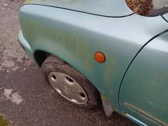 Kuva 1: lokasuoja etu vasen, Nissan Micra 1.3 3ov. -95