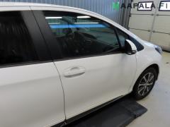 Kuva 1: oikea etuovi, Toyota Yaris 1.5 VVT-i 5 HB