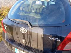 Kuva 1: takaluukku, Toyota Yaris (XP90) 1.3 VVT-i -07