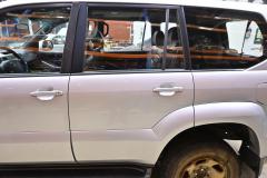 Kuva 1: vasen takaovi, Toyota Landcruiser J120 2004