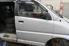 Kuva 1: oikea etuovi, Toyota Hiace 95-05 D4D 100 40V PITK