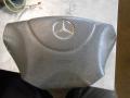 Kuva 1: air-bag kuljettajan turvatyyny, Mercedes-Benz Vito 110CDI