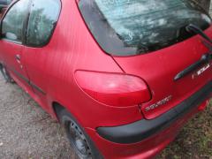 Kuva 1: takaluukku, Peugeot 206