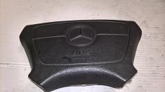 Kuva 1: air-bag kuljettajan turvatyyny, Mercedes-Benz E 200-430 (W210) 96-02