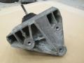 moottorin kiinnike vasen 4A0199353A, 4A0199382F Audi A6 2,5TDI aut. Avant -97 