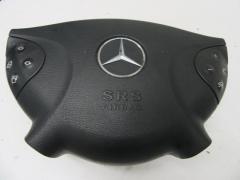 Kuva 1: air-bag kuljettajan turvatyyny, Mercedes-Benz E 211 220 CDi Sed