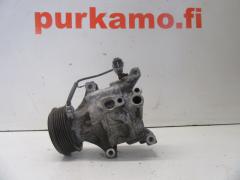 Kuva 1: ilmastoinnin kompressori, Toyota Corolla E120 1.6 VVT-i Sed