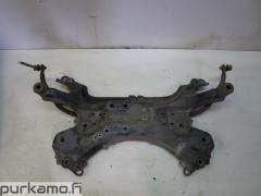 Kuva 1: moottorin alapalkki, Toyota Avensis (T27) 1.6i Valvematic Sed