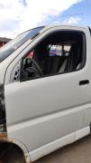 Kuva 1: vasen etuovi, Toyota Hiace IV 2.5 D-4D 4WD