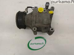 Kuva 1: ilmastoinnin kompressori, Toyota Corolla E120 1.6 VVT-i Sed